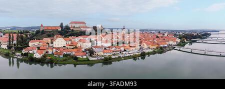 Centro storico della città di Ptuj, il fiume Drava e il castello di Ptuj. L'immagine cattura la disposizione della città dall'alto. Foto Stock