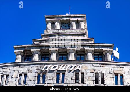 Belgrado, Serbia - 28 maggio 2026: Dettaglio della facciata dell'edificio del principale ufficio postale di Belgrado con l'iscrizione cirillica "Пошта" (Post Of) Foto Stock