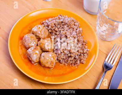 Polpette nella salsa servite con grano saraceno Foto Stock