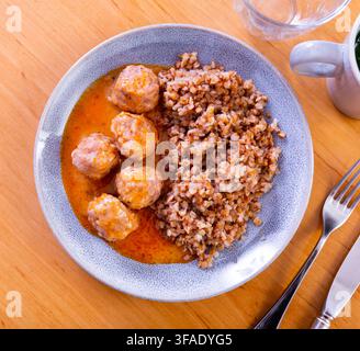 Polpette nella salsa servite con grano saraceno Foto Stock