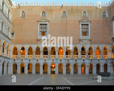 Cortile interno del Palazzo Ducale a Venezia, Italia, con colonnato ad arco e facciata in mattoni Foto Stock
