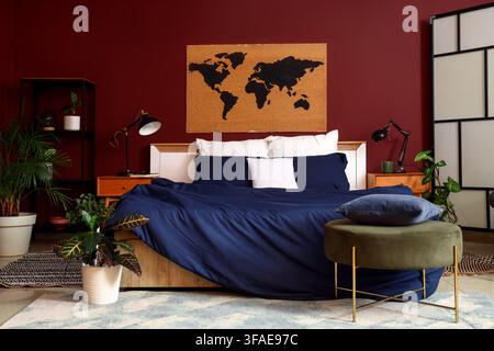 Design moderno dell'interno della camera da letto con decorazione a mappa del mondo, stile di vita da viaggio e avventura, spazio abitativo confortevole Foto Stock