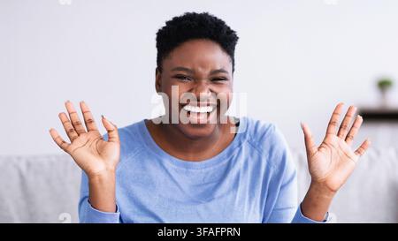 Ritratto di giovane donna afro-americana casual che ride Foto Stock