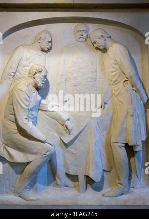 Germania: Consiglio al tavolo delle mappe (pietra arenaria, 1906) scolpito da Adolf Brütt (1855 - 1939), Chiesa commemorativa Kaiser Wilhelm, nota anche come Chiesa commemorativa, Berlino. La Chiesa commemorativa Kaiser-Wilhelm fu costruita negli anni '890, ma fu gravemente danneggiata durante un bombardamento alleato nel 1943. Originariamente il programma di costruzione fu avviato da Kaiser Wilhelm II (1859 - 1941). Foto Stock