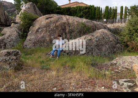Donna che lavora da casa su un laptop circondata dalla natura e dall'aria fresca Foto Stock