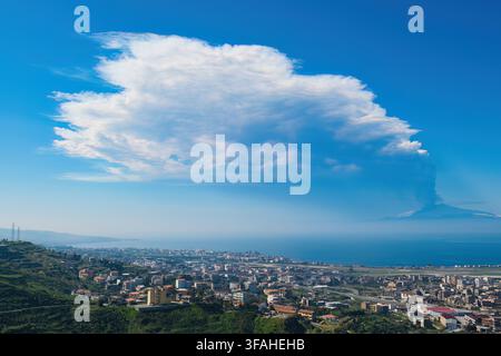 Eruzione vulcanica dell'Etna con colonna di cenere nel marzo 2012, vista dalle colline di Reggio Calabria, Calabria, Italia Foto Stock
