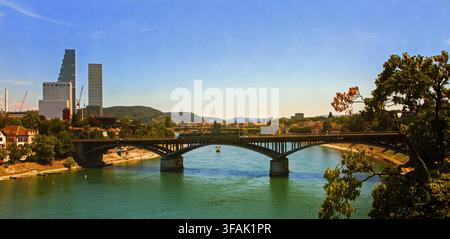 Basilea, Svizzera. Vista panoramica del Reno con il ponte Wettstein in primo piano e le torri Roche visibili nello skyline Foto Stock
