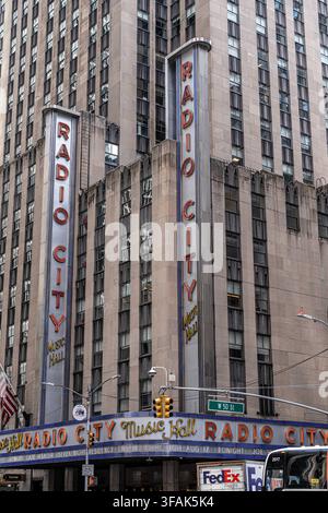 New York City, USA – Radio City Music Hall, iconico teatro Art Deco al Rockefeller Center nel Midtown Manhattan. Foto Stock