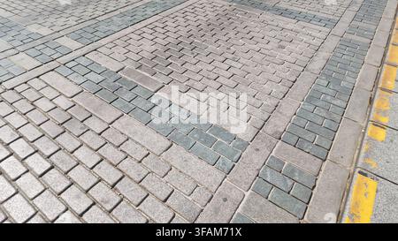 Strada lastricata con motivi di mattoni in una città Foto Stock