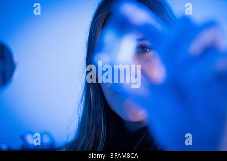 Fiala di tossina botulinica tenuta vicina alla telecamera da un'infermiera Foto Stock