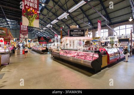 Storico Mercato di St. Lawrence a Toronto, un vivace punto di riferimento per prodotti freschi, cibi artigianali e prelibatezze locali. Questa vibrante sala del mercato presenta una Foto Stock