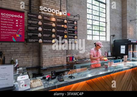 Assaggiato da Demetres al Waterworks Food Hall di Toronto, dove attende una tentazione di gusti di gelato artigianale. Questo ristorante moderno offre Foto Stock
