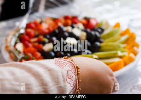 Una vivace assortimento di frutti tropicali tagliati tra cui fragole, uva, mele, pere, papaya e mango disposti ordinatamente su un vassoio da portata. Foto Stock