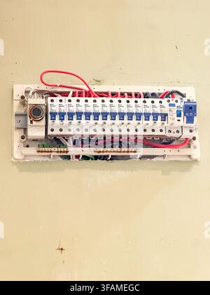 Johor, Malesia, 18 agosto 2026: Una vista ravvicinata di un quadro di distribuzione elettrica domestico con interruttori a tempo, cablaggio e un interruttore principale montato Foto Stock