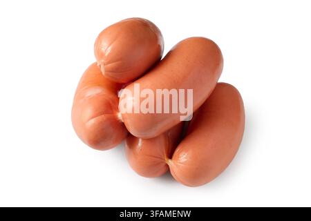 Un mucchio di salsicce corte e spesse su uno sfondo bianco. Molte salsicce di carne fresca. Foto Stock