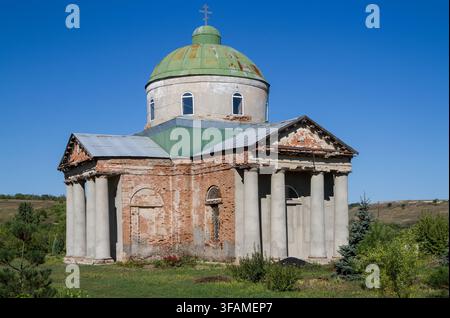 La vecchia chiesa è in fase di restauro. Chiesa dell'Intercessione nel villaggio di Kleshchevka, Ucraina. Foto Stock