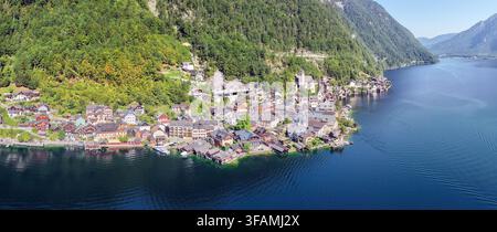 Vista panoramica aerea del villaggio di Hallstatt, del lago di Hallstatt e delle Alpi di Dachstein, Salzkammergut, Austria Foto Stock