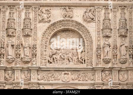 Splendido bassorilievo sulla facciata principale del convento di San Esteban che raffigura la scena della lapidazione di un uomo santo, città di Salamanca Foto Stock