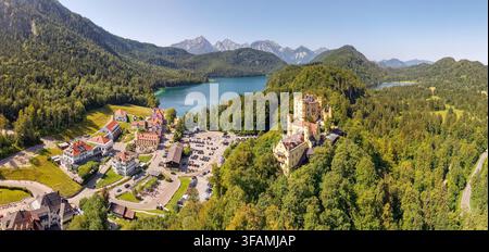Vista aerea panoramica del castello di Hohenschwangau, del lago Alpsee e delle Alpi bavaresi vicino a Schwangau, Germania Foto Stock