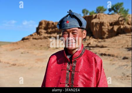 Dalanzadgad, Mongolia - 22 luglio 2026: Ritratto di un affascinante mongolo nel deserto del Gobi Foto Stock