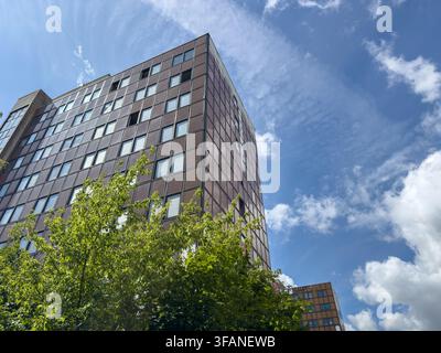 Edificio prefabbricato vetrato abbandonato in una città della Germania Est Foto Stock