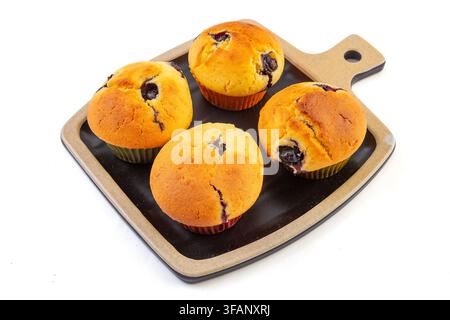 Muffin ai mirtilli dorati cotti al forno ripieni di frutti freschi Foto Stock
