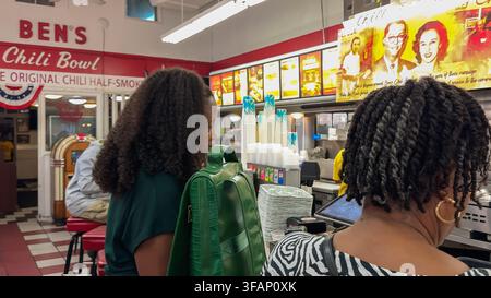 Washington D.C., USA, 24 maggio 2025. I clienti fanno la fila al bancone di servizio del ristorante storico Ben’s Chili Bowl. Foto Stock