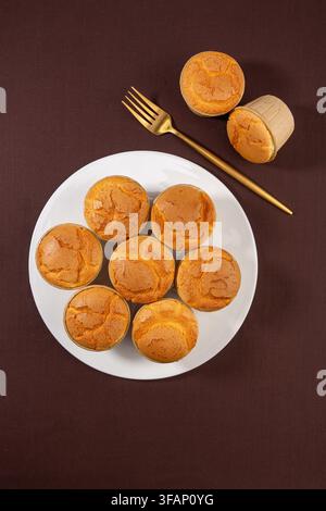 Muffin al soffice di farina di riso appena sfornati che si raffreddano su una griglia Foto Stock