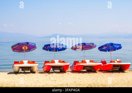 Barche a pedali ormeggiate sulla spiaggia del lago di Ocrida - Pogradec, Albania Foto Stock