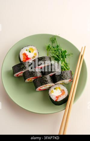 Roli di sushi maki freschi con formaggio cremoso su un piatto Foto Stock