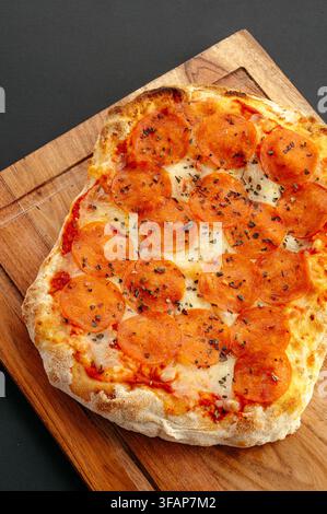 Pane appena sfornato salsiccia per pizza pizza sul pannello di legno Foto Stock