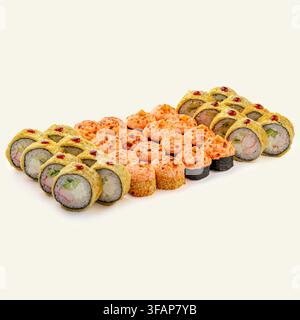 Delizioso assortimento di sushi fritto e cotto al forno con tempura Foto Stock