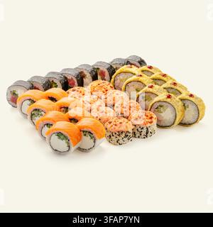 Grande delizioso set di sushi con vari rotoli Foto Stock