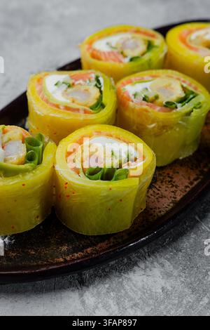 Rotoli di sushi fusion con salmone e tempura di gamberetti Foto Stock