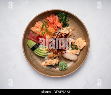 Sushi e sashimi assortiti in una ciotola di ceramica Foto Stock
