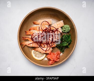 Sushi nigiri con gamberetti piattato con guarnizioni tradizionali Foto Stock
