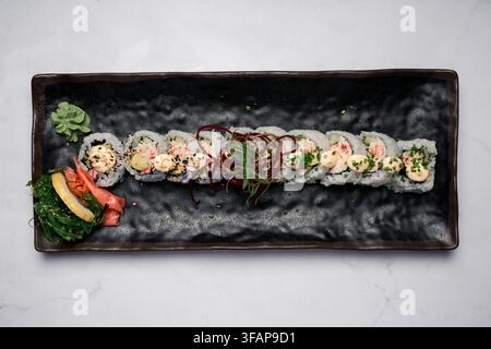 Rotolo di sushi California con wasabi e zenzero Foto Stock