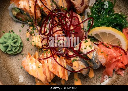 Piatto colorato di assortiti rotoli di sushi gourmet Foto Stock