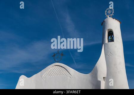 La chiesa Stella Maris a Porto Cervo sulla Costa Smeralda in Sardegna si distingue per la sua architettura bianca e suggestiva in stile moderno Foto Stock