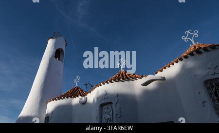 La chiesa Stella Maris a Porto Cervo sulla Costa Smeralda in Sardegna si distingue per la sua architettura bianca e suggestiva in stile moderno Foto Stock