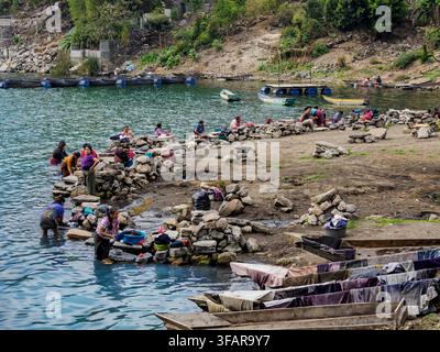 Donne Maya che fanno il bucato al lago Atitlán, Santiago Atitlán, Dipartimento di Sololá, Guatemala Foto Stock