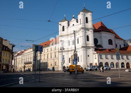 Vista della Chiesa della Santissima Trinità a Bratislava, un monumento barocco vicino al centro storico e al palazzo presidenziale Foto Stock