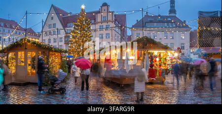 Vista del Mercato di Natale in Piazza della Vecchia Città (Raekoja Plats - Julemarked) al crepuscolo, Tallinn, Estonia Foto Stock