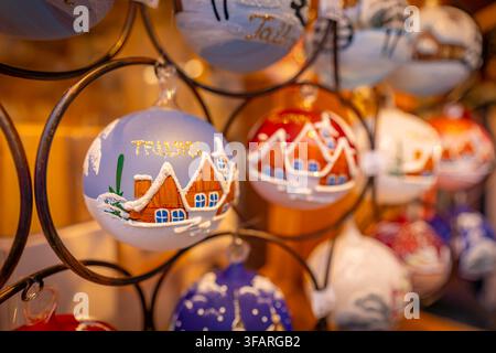 Vista di palline di Natale su uno stand del mercato natalizio, Piazza del centro storico (Raekoja Plats - Julemarked), Tallinn, Estonia Foto Stock