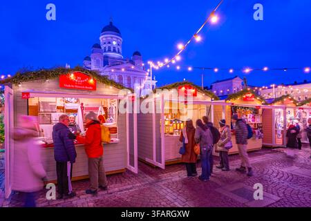 Vista della Cattedrale di Helsinki e del Mercato di Natale in Piazza del Senato al crepuscolo, Helsinki, Finlandia Foto Stock