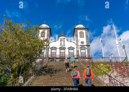 Vista della chiesa Igreja de Nossa Senhora do Monte in una giornata di sole, Rampa da Sacristia, Funchal, Portogallo Foto Stock