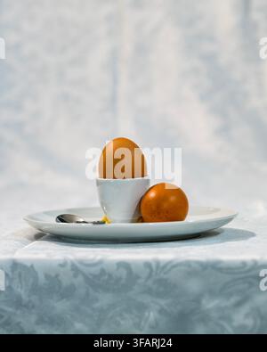 Natura morta della colazione tradizionale. L'immagine mostra una fotografia di natura morta culinaria pulita e minimalista con due uova di pollo marroni Foto Stock