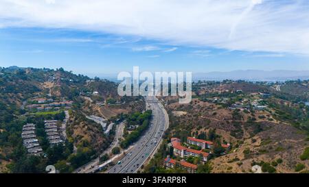 Vista aerea della Hollywood Freeway che si snoda attraverso il paesaggio collinare dell'area del bacino di Hollywood a Los Angeles, California, Stati Uniti Foto Stock