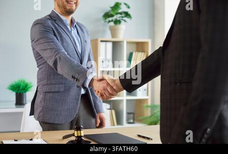 Prima di un uomo d'affari che si stringe la mano in una riunione in ufficio Foto Stock