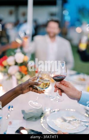 Brindisi festivo a una cena elegante Foto Stock